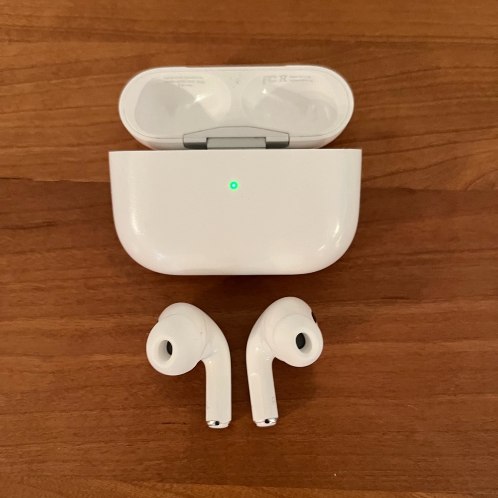 AirPods Pro Version 1 (Lightning Charger)